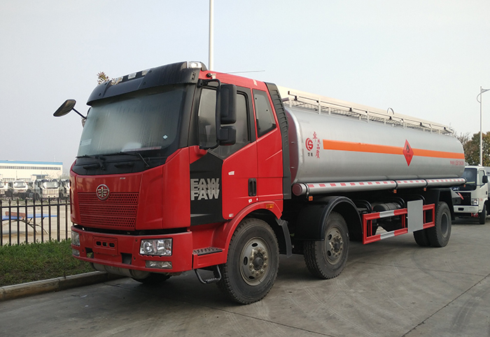 解放前四後四油罐車