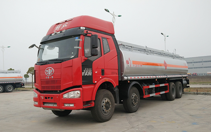 解放J6M前四後八油罐車