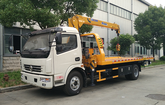 東風多利卡帶吊機平闆一拖二清障車