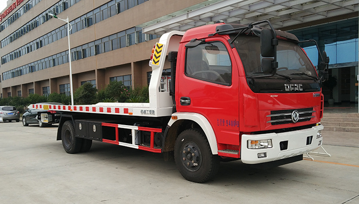 東風多利卡4400軸距一拖二平闆清障車