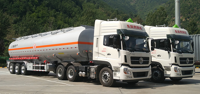 東風天龍危險品半挂牽引車